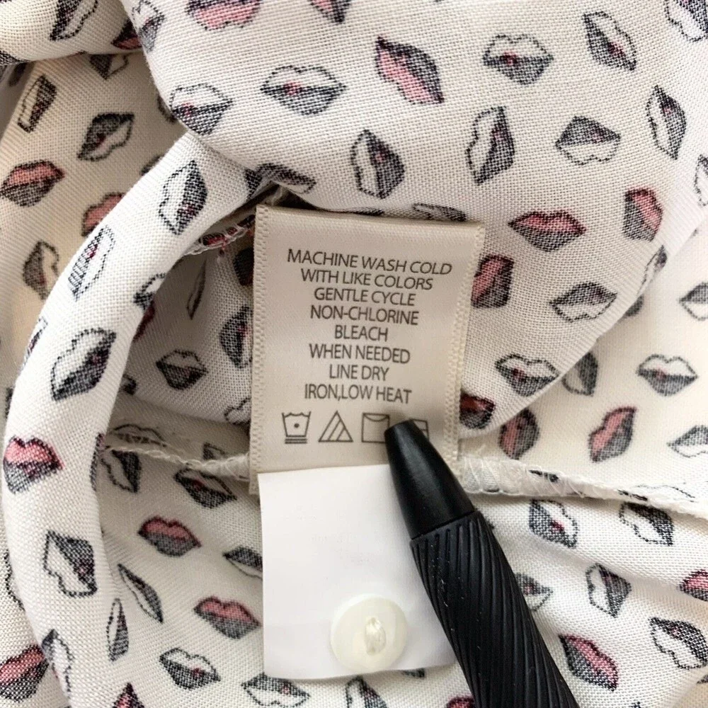 Max Studio White and Black Lip Patterned Blouse - Picture 10 of 12